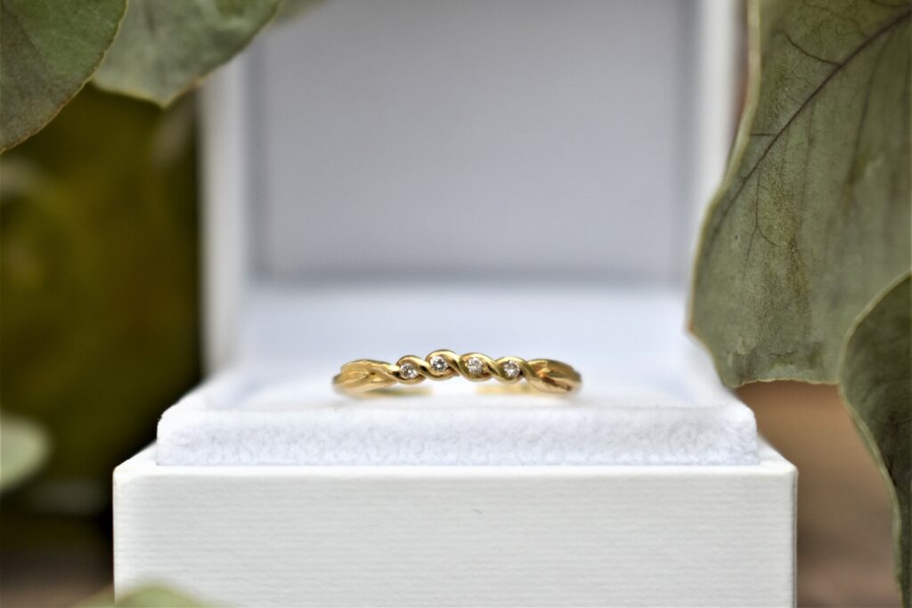 gevlochten gouden ring met diamantjes