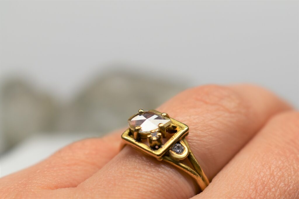vintage sfeer handgemaakte gouden ring met oud slijpsel diamant