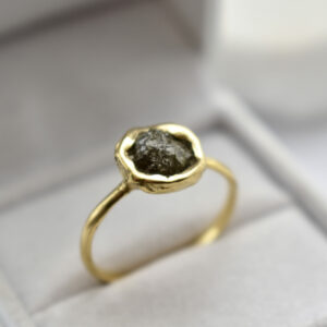 Geel gouden ring met arasia ruwe diamant