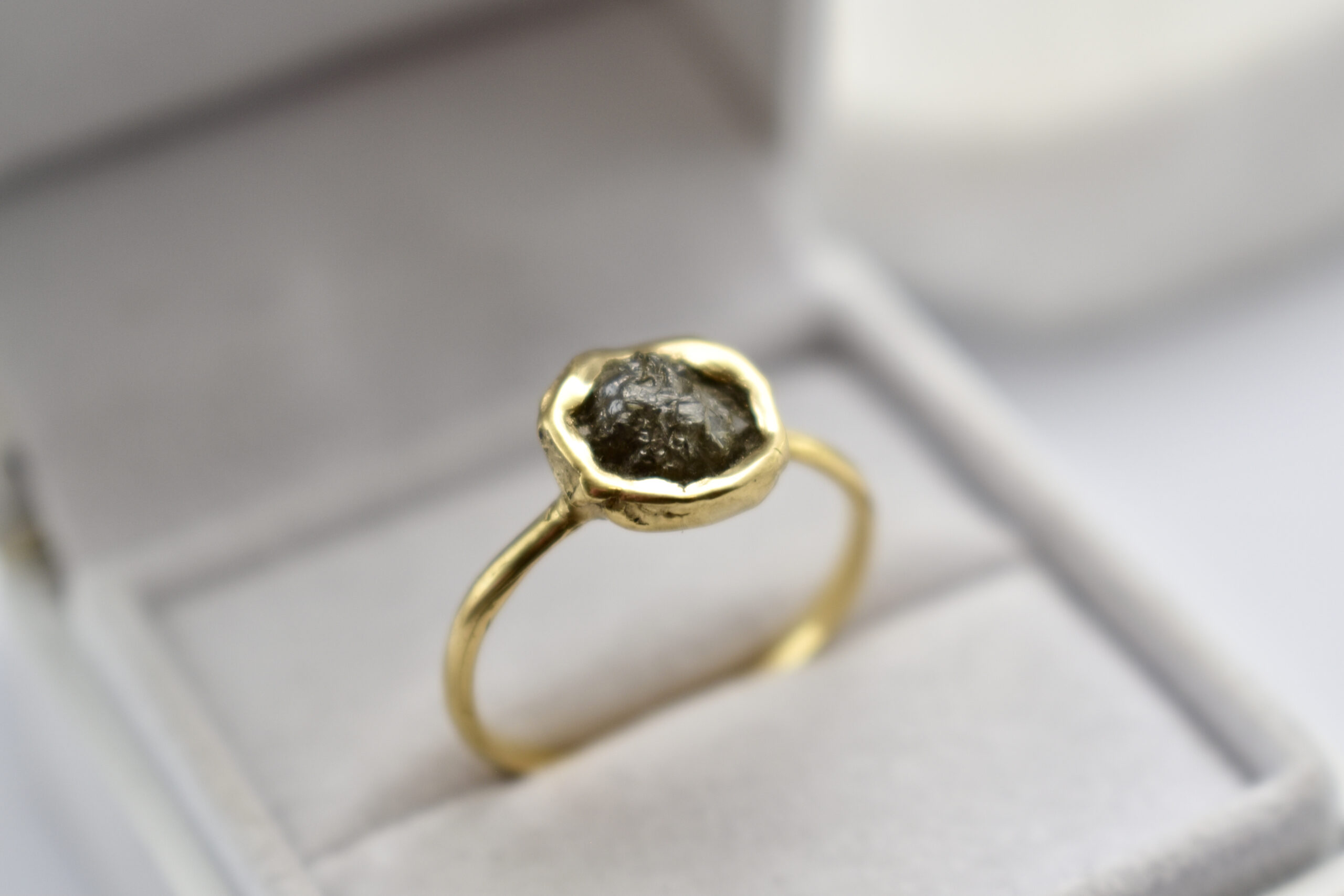 Geel gouden ring met arasia ruwe diamant