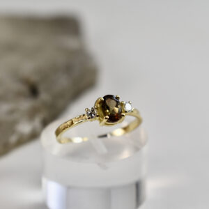 Nico Taeymans geel gouden ring met andalusiet en diamant