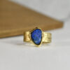 Nico Taeymans geel gouden ring met blauwe opaal