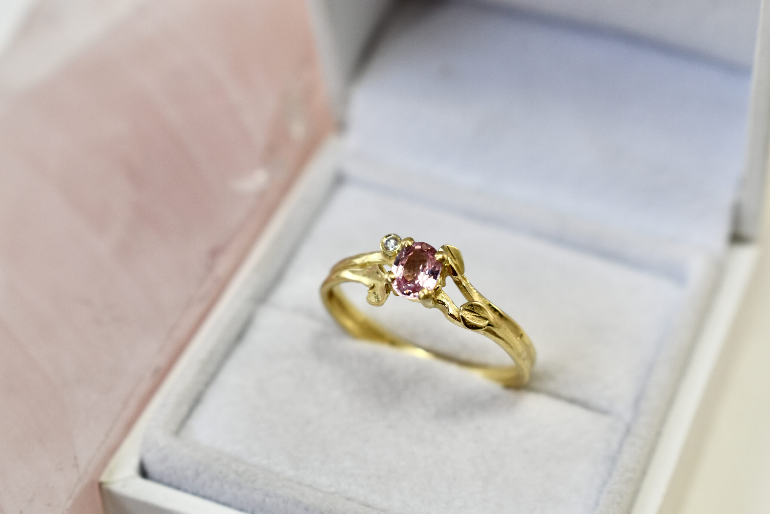 Kauwgom Slink Boomgaard Geel gouden ring met saffier en diamant M57,5