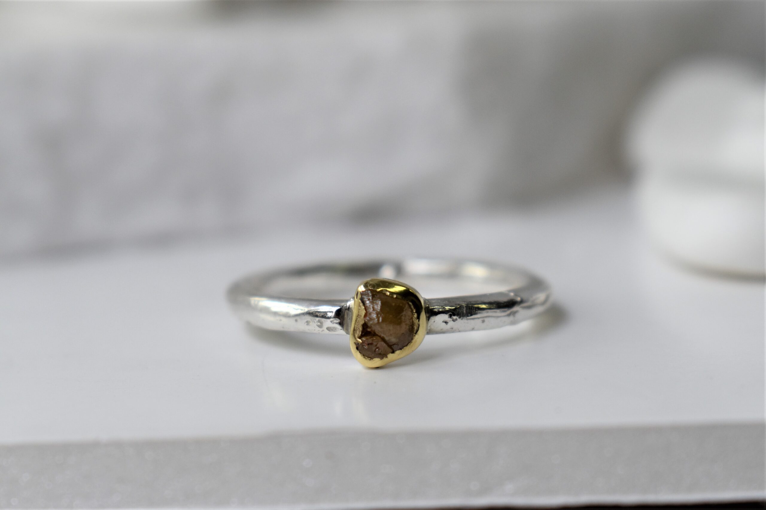 Nico Taeymans zilveren ring crete met gouden zetting ruwe diamant