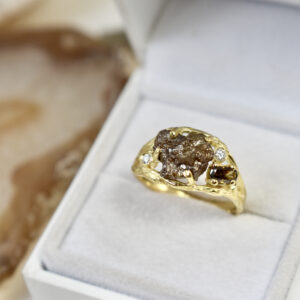 Nico Taeymans geel gouden ring met ruwe diamant en donkere ovalen diamant