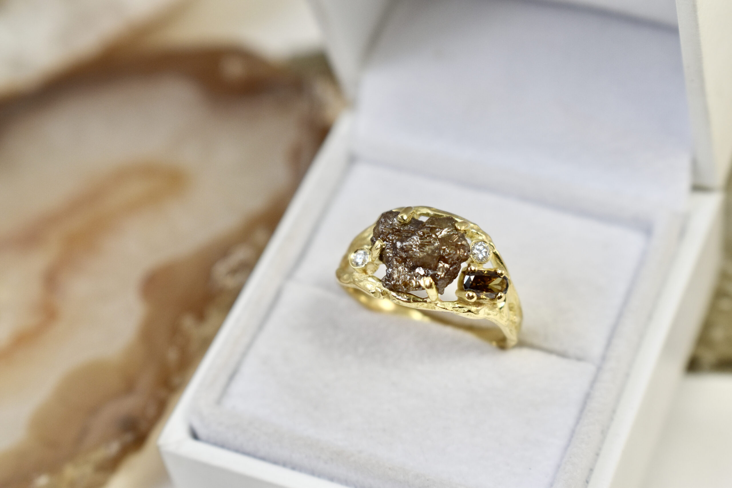 Nico Taeymans geel gouden ring met ruwe diamant en donkere ovalen diamant