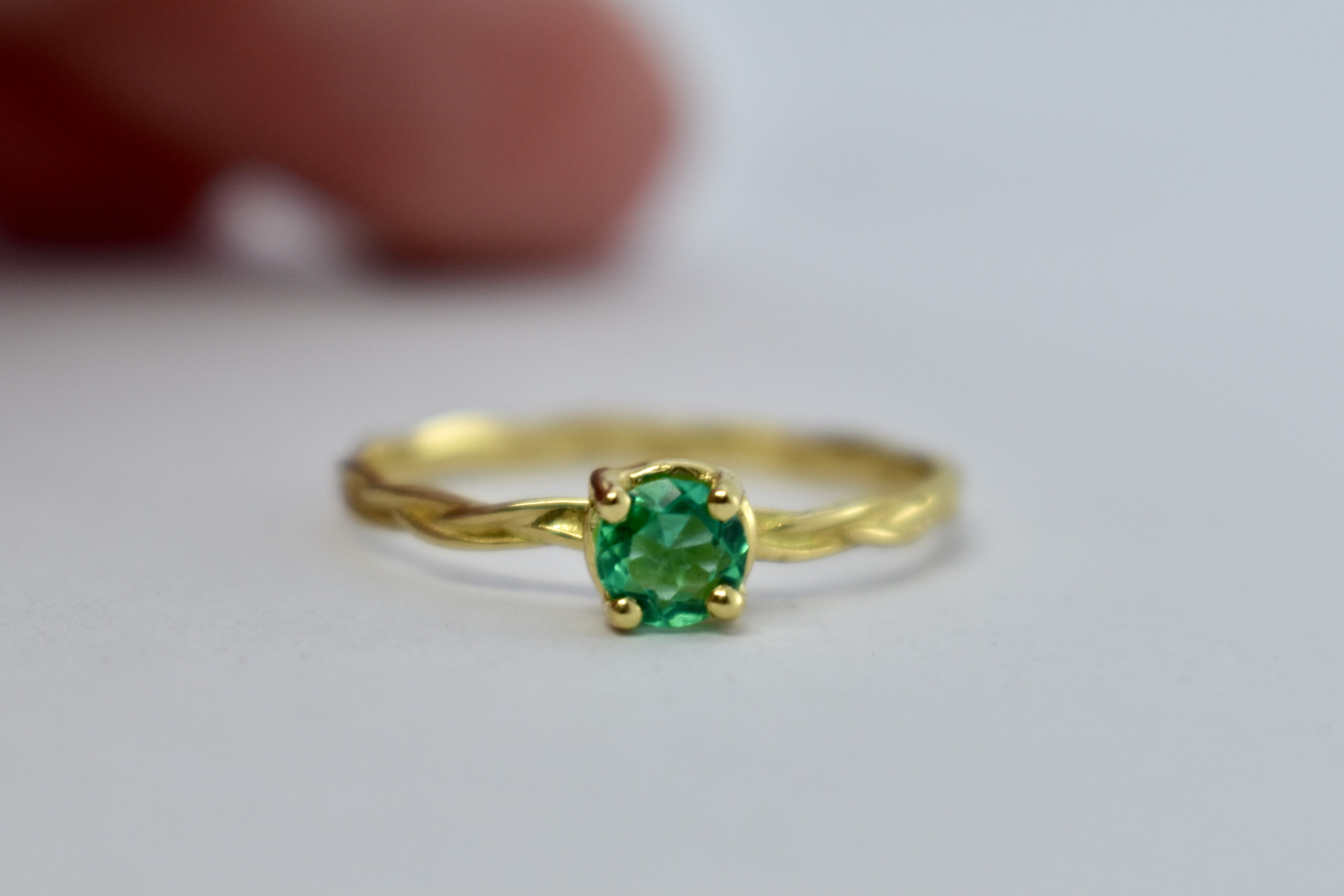 Nico Taeymans geel gouden ring met smaragd verlovingsring