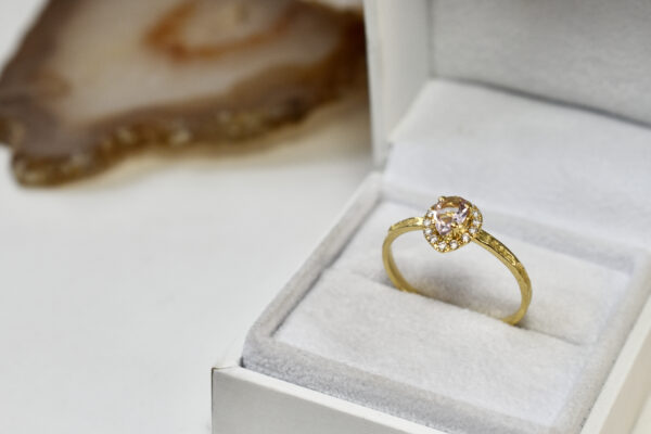 Nico Taeymans geel gouden ring 18 karaat met druppel vormige morganiet en diamanten