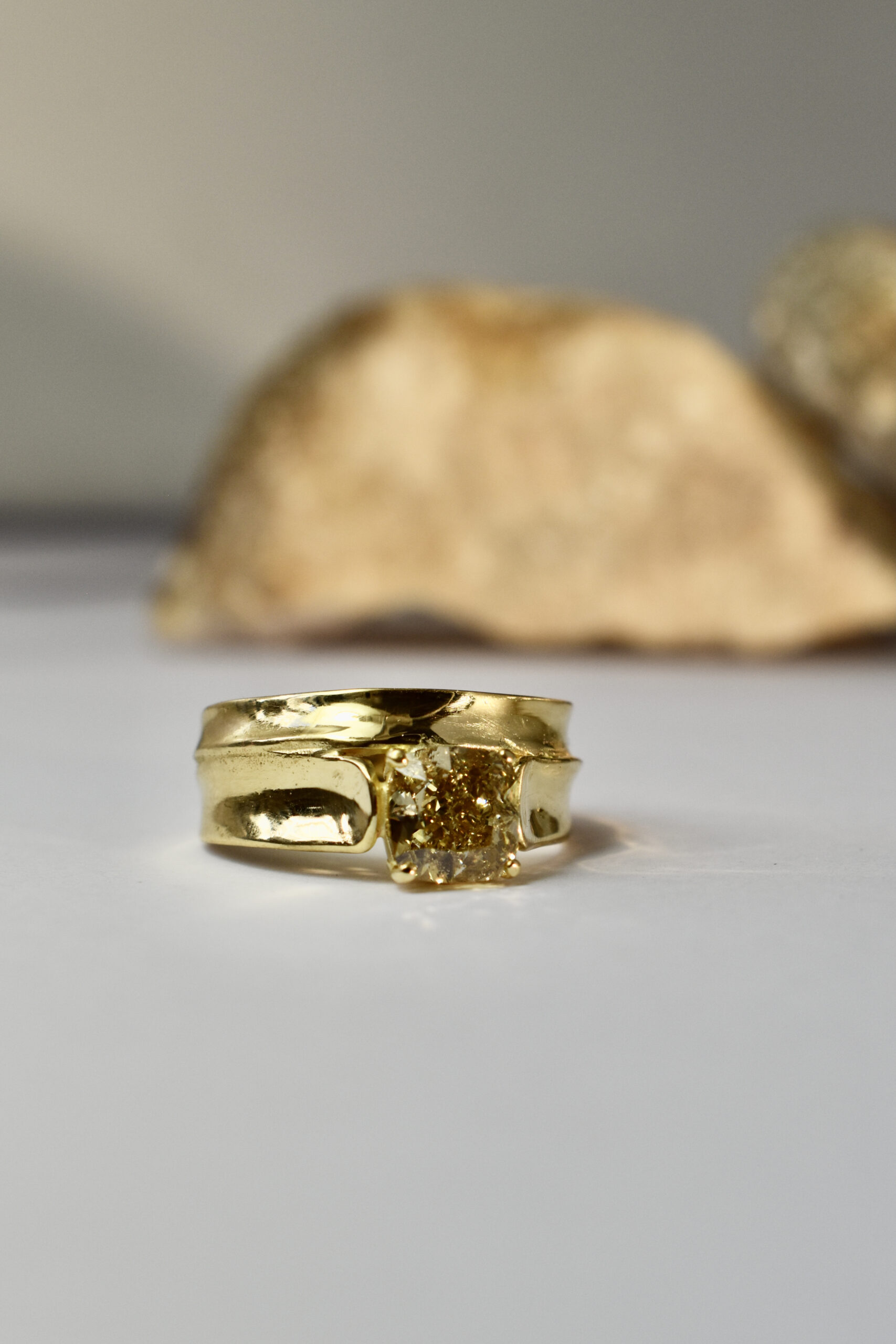 Nico Taeymans 18 karaat geel gouden ring met bruine 2 caraat diamant