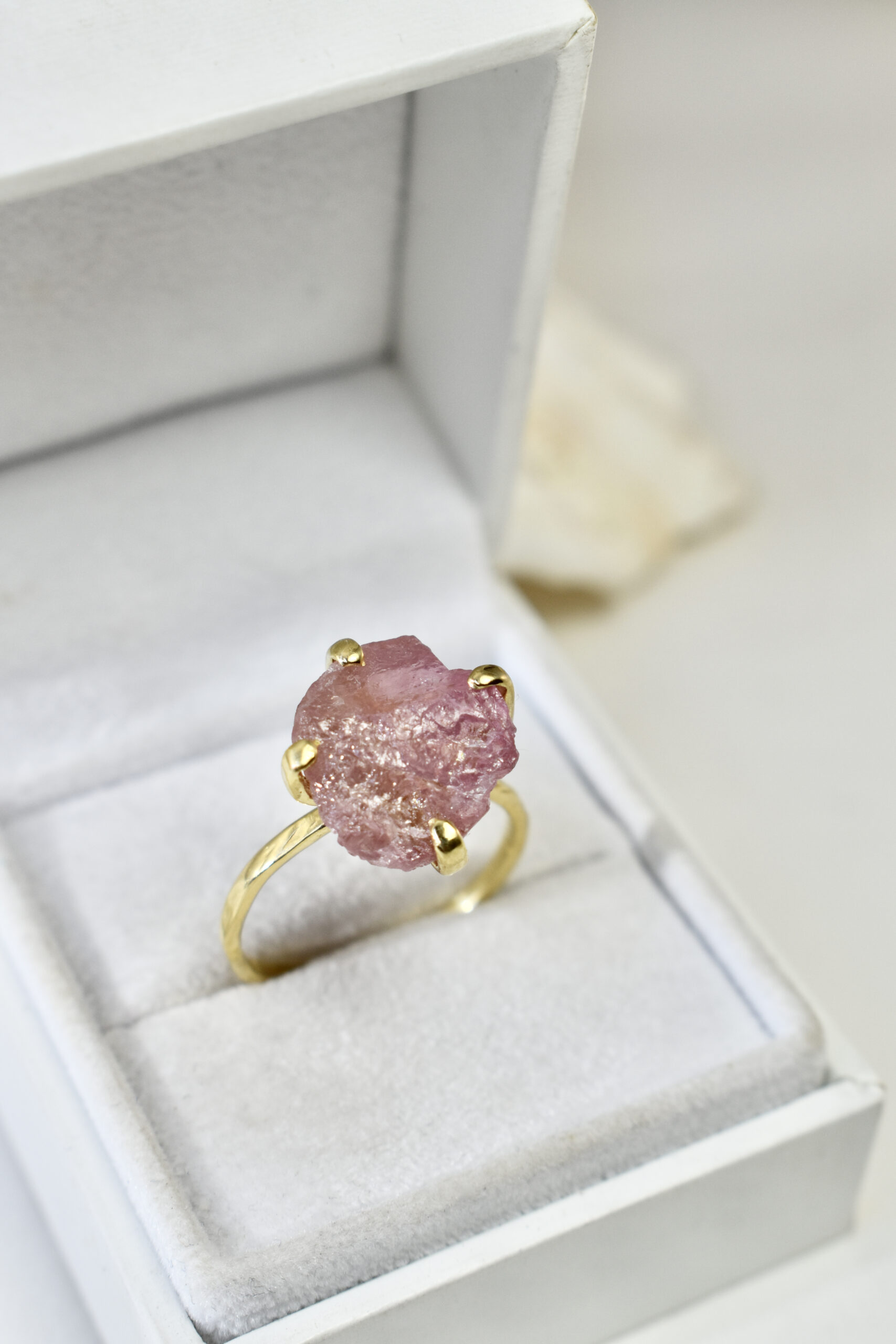 Nico Taeymans geel gouden ring met ruwe rozenkwarts