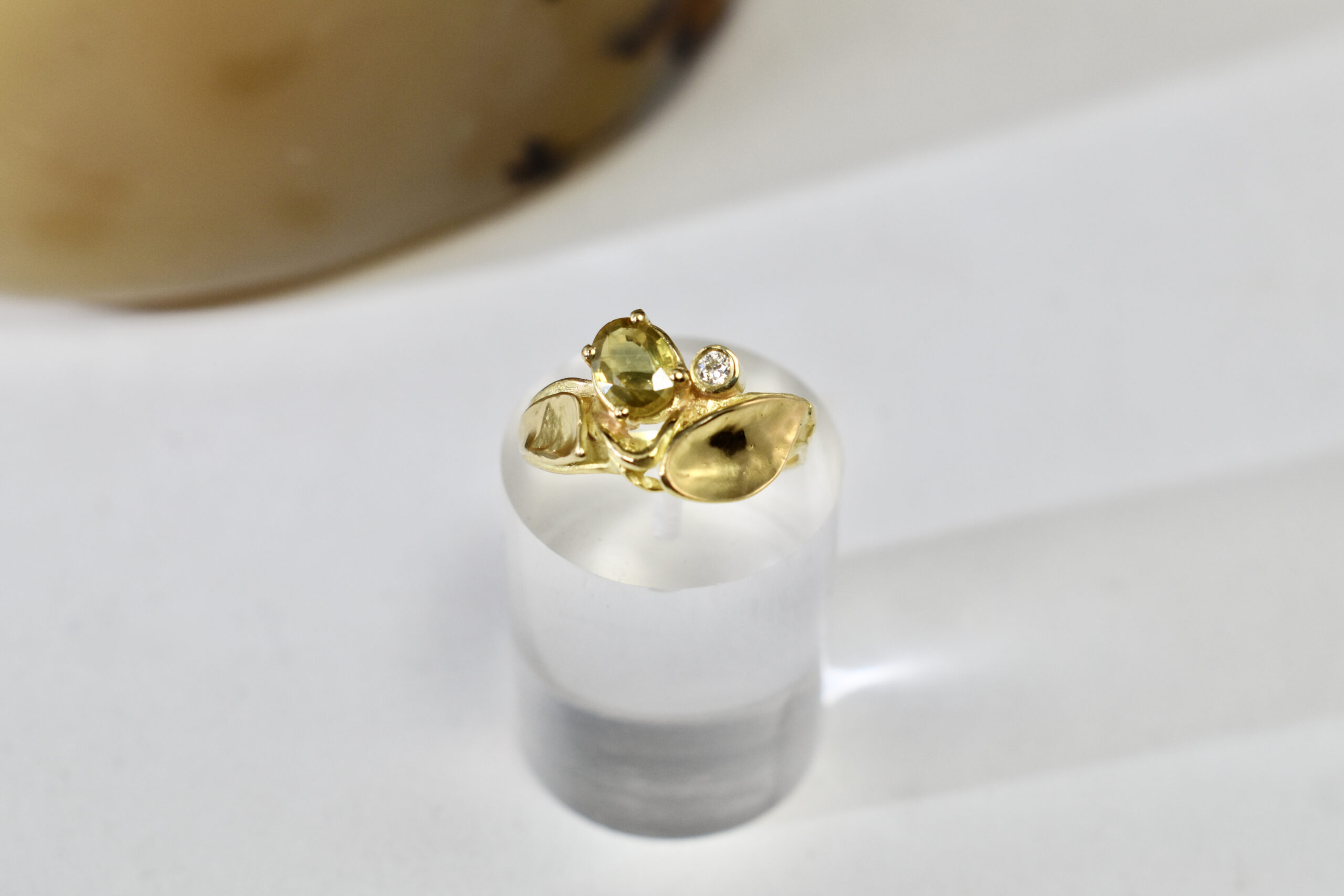 Nico Taeymans geel gouden ring met saffier geel en diamant