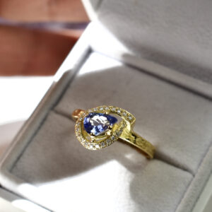 Nico Taeymans geel gouden ring met traanvormige tanzaniet en diamanten