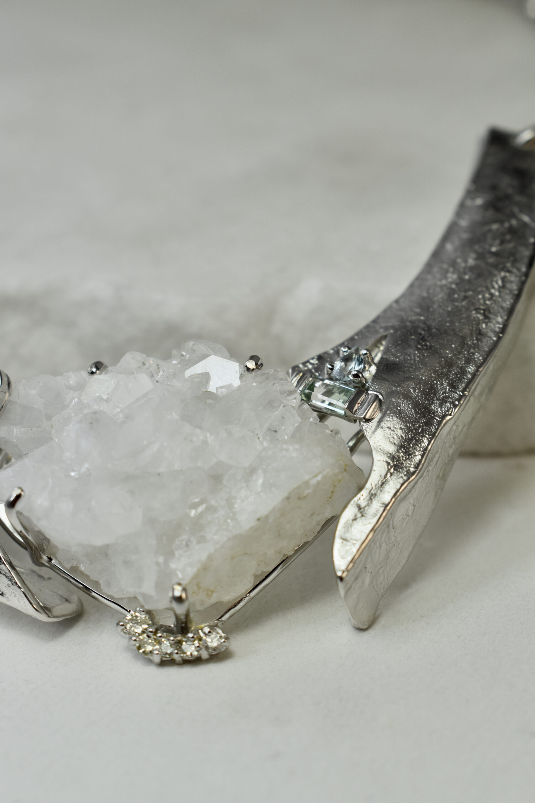 Nico TAeymans one of kind collier met bergkristal en diamanten zilver