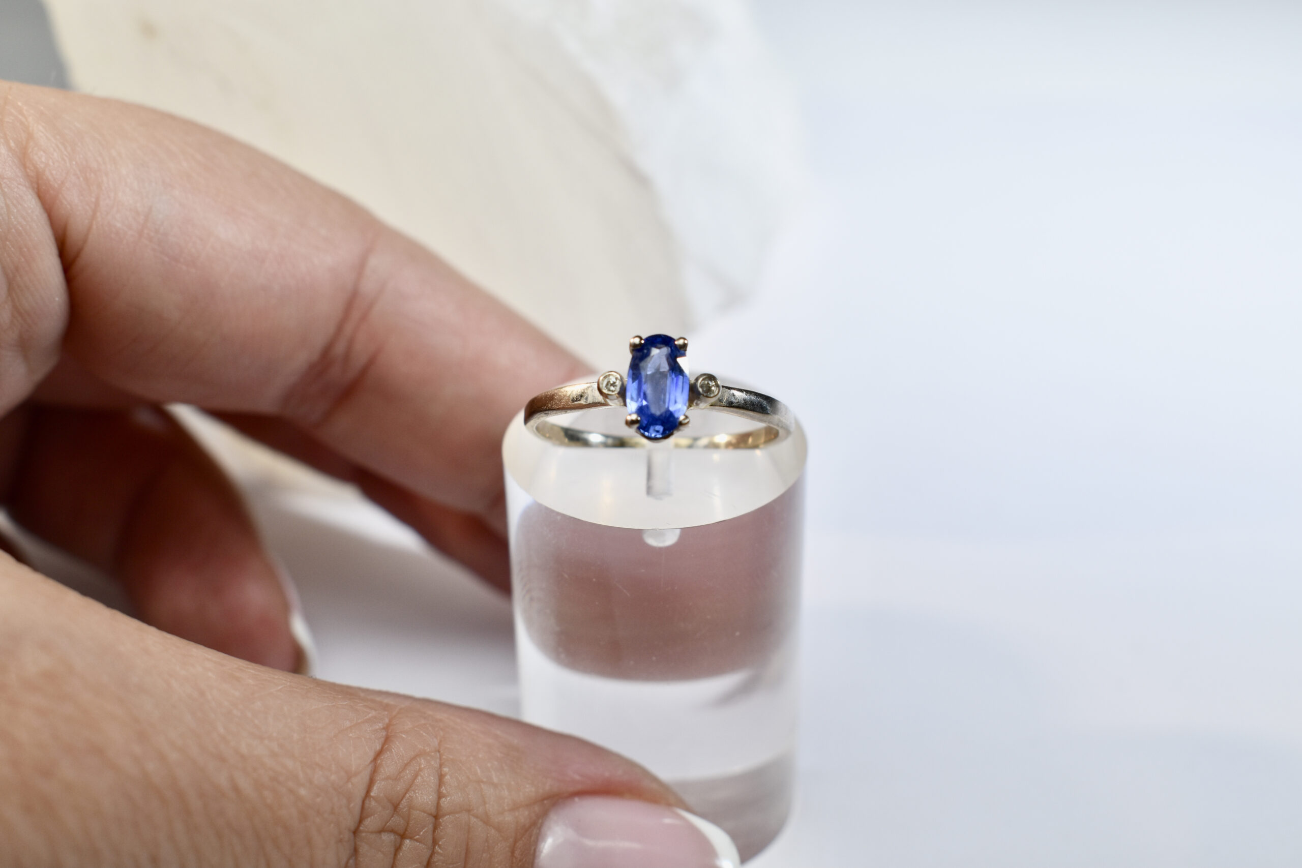 Nico Taeymans AU verlovingsring met saffier en 2 diamanten1
