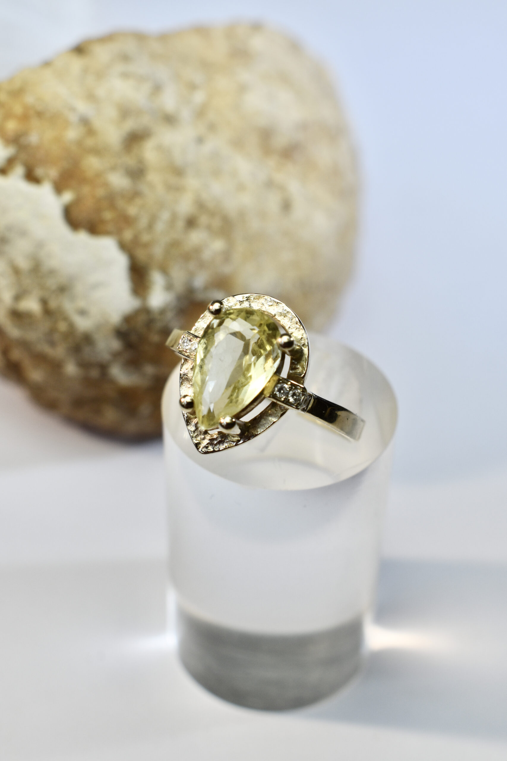 Nico Taeymans warm wit gouden ring met beryl en 6 diamanten