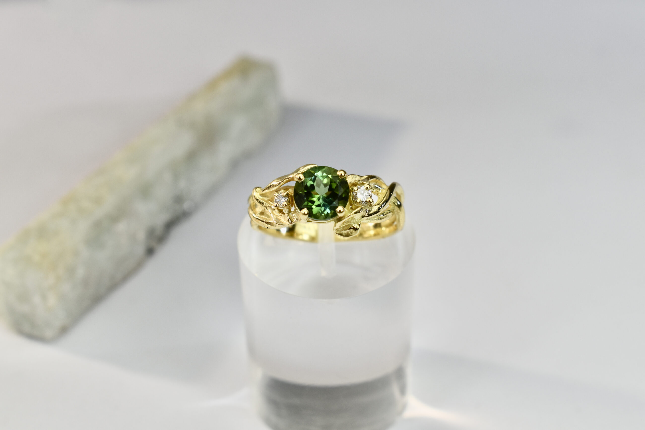 Nico Taeymans geel gouden verlovingsring met groene toermalijn en 2 diamanten