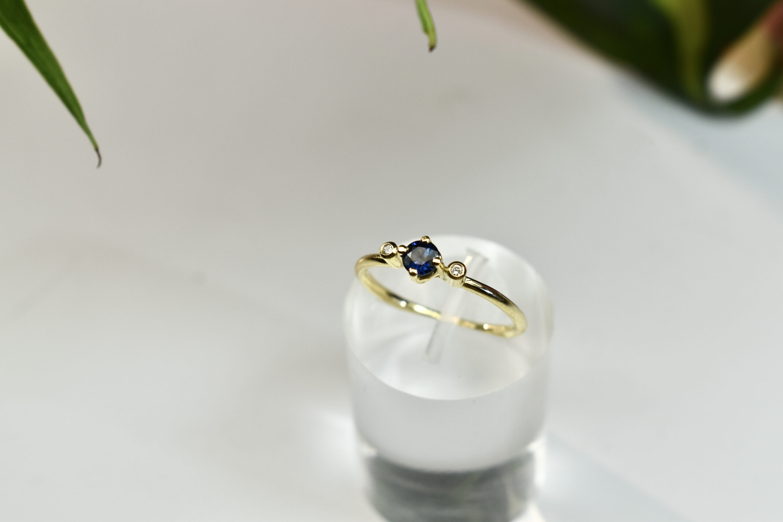 Nico Taeymans  gouden ring met saffier en diamant