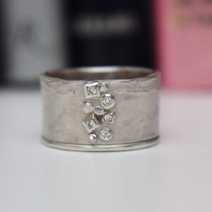 zilveren trouwring met diamanten