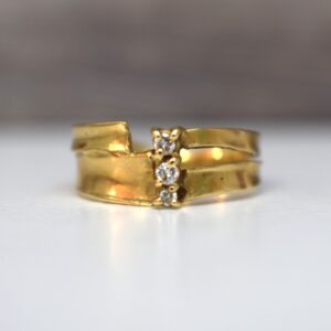 18kt handgemaakte geelgouden trouwring met diamanten