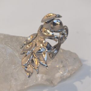 Zilveren statement ring / handjuweel met blaadjes