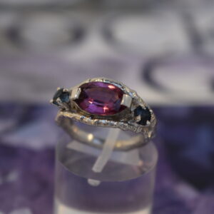 Zilveren ring met roze toermalijn en topaas